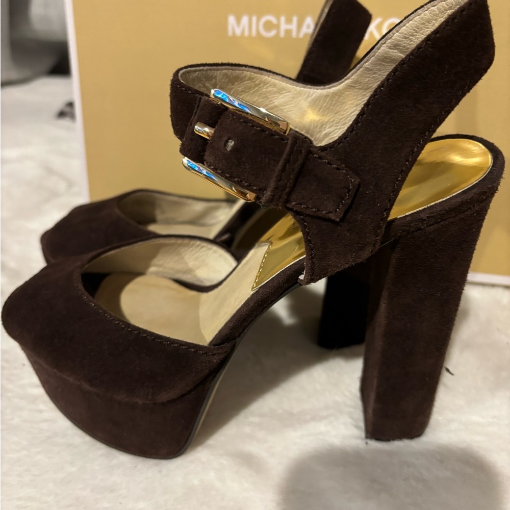 Michael Kors suede sandals 🥰 - Picture 4 of 7